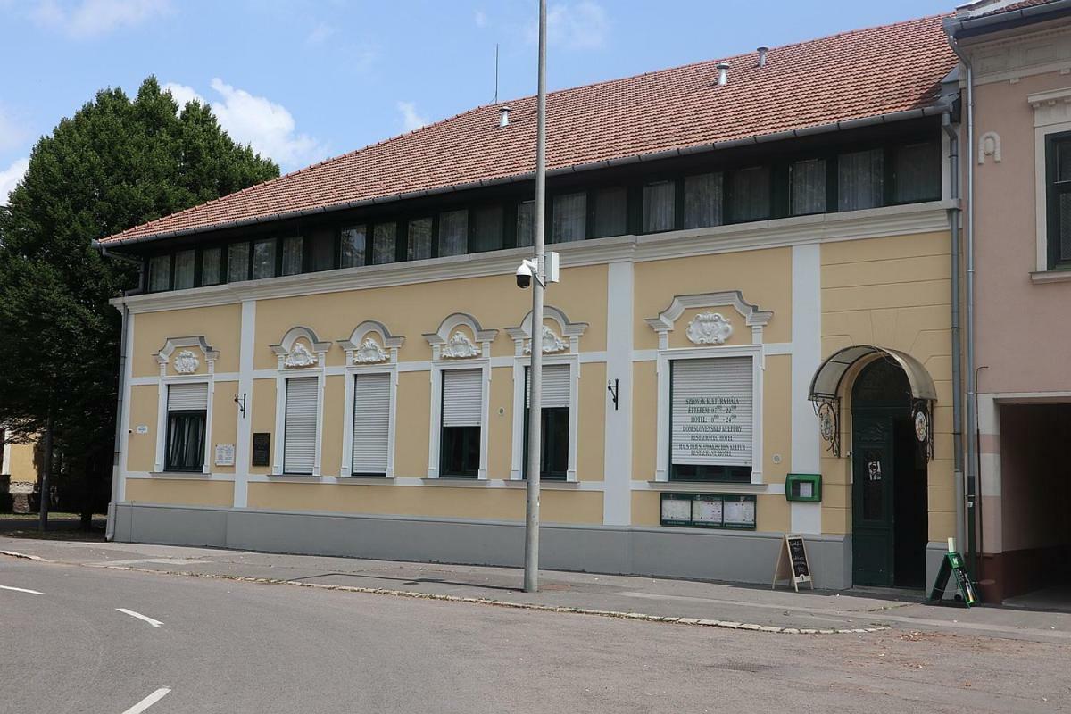 Szlovak Panzio Hotel Bekescsaba Buitenkant foto