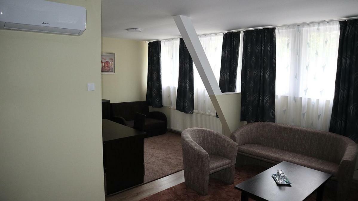 Szlovak Panzio Hotel Bekescsaba Buitenkant foto